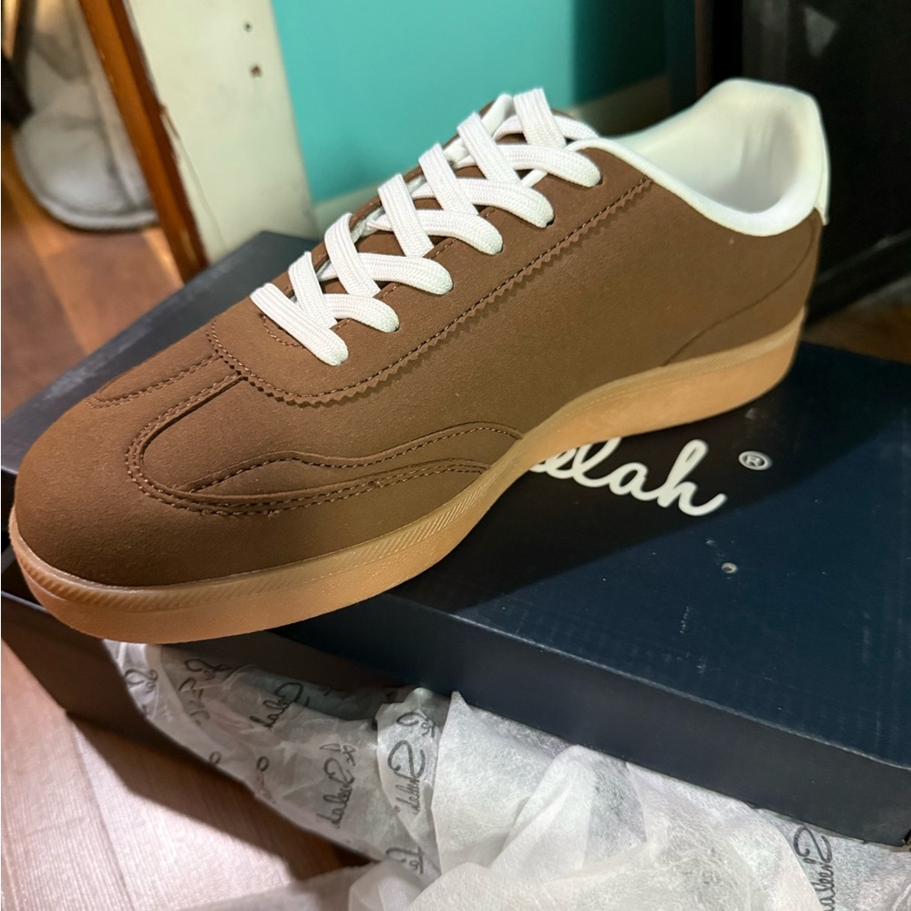 Brown and White retro sneaker Design - Picture 3 of 4